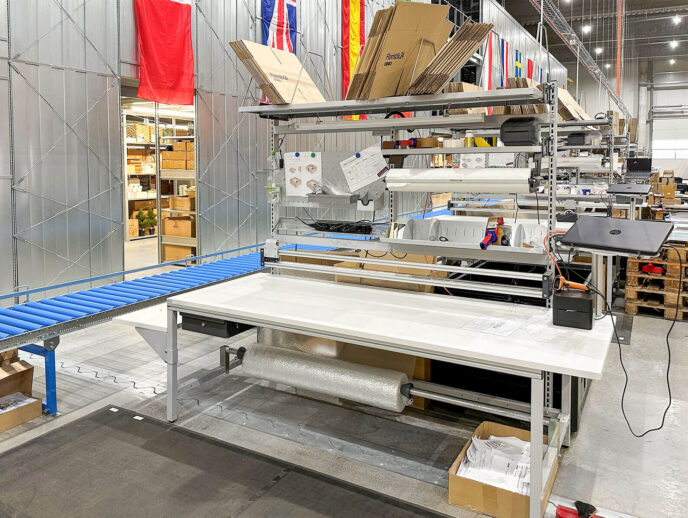 Table d'emballage ERGO-line avec support informatique {{brizy_dc_image_alt imageSrc=