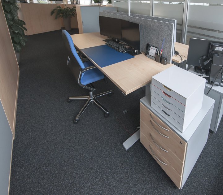 ERGO-Light Büroarbeitsplatz mit Ahorndekor-Tischplatte