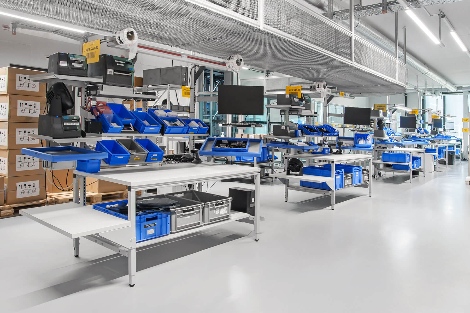 Struktur mit Regalböden und Universalregal auf perforiertem Profil