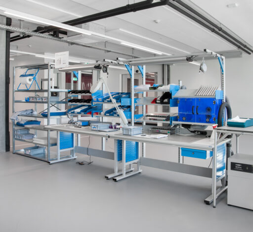 ERGO-line Montagearbeitsplatz mit Ablagen, Licht und Schubladen