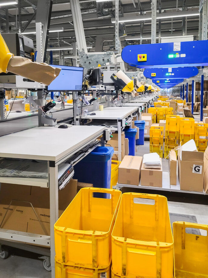 ERGO-line Verpackungstische mit diversen EDV-Ablagen in einer Versand- und Montagehalle