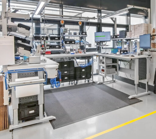 tables de montage ESD réglables en hauteur, tapis de sol et éclairage