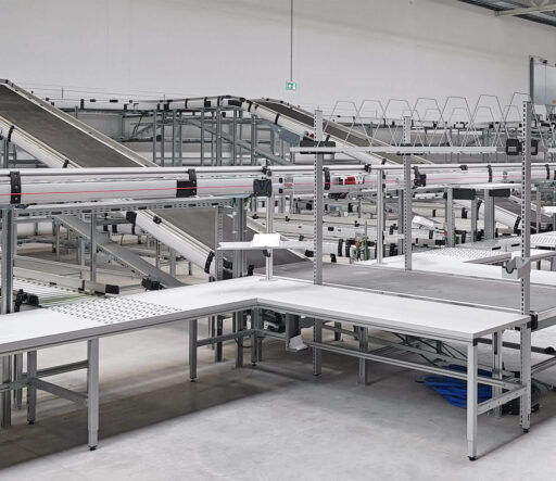 ERGO-line Packtische mit Anbindung an Zuführung Versandzentrum