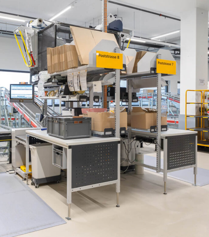 Packtische mit Hubelement für ergonomisches Arbeiten